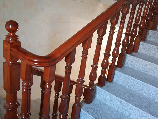 樓梯雨季如何防潮？